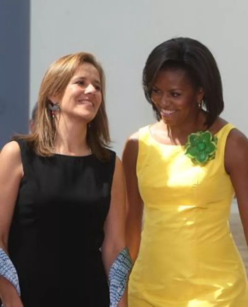 La esposa de Felipe Calderón visitó junto a la primera dama de Estados Unidos el centro histórico de L’Aquila, zona devastada por el terremoto de abril.