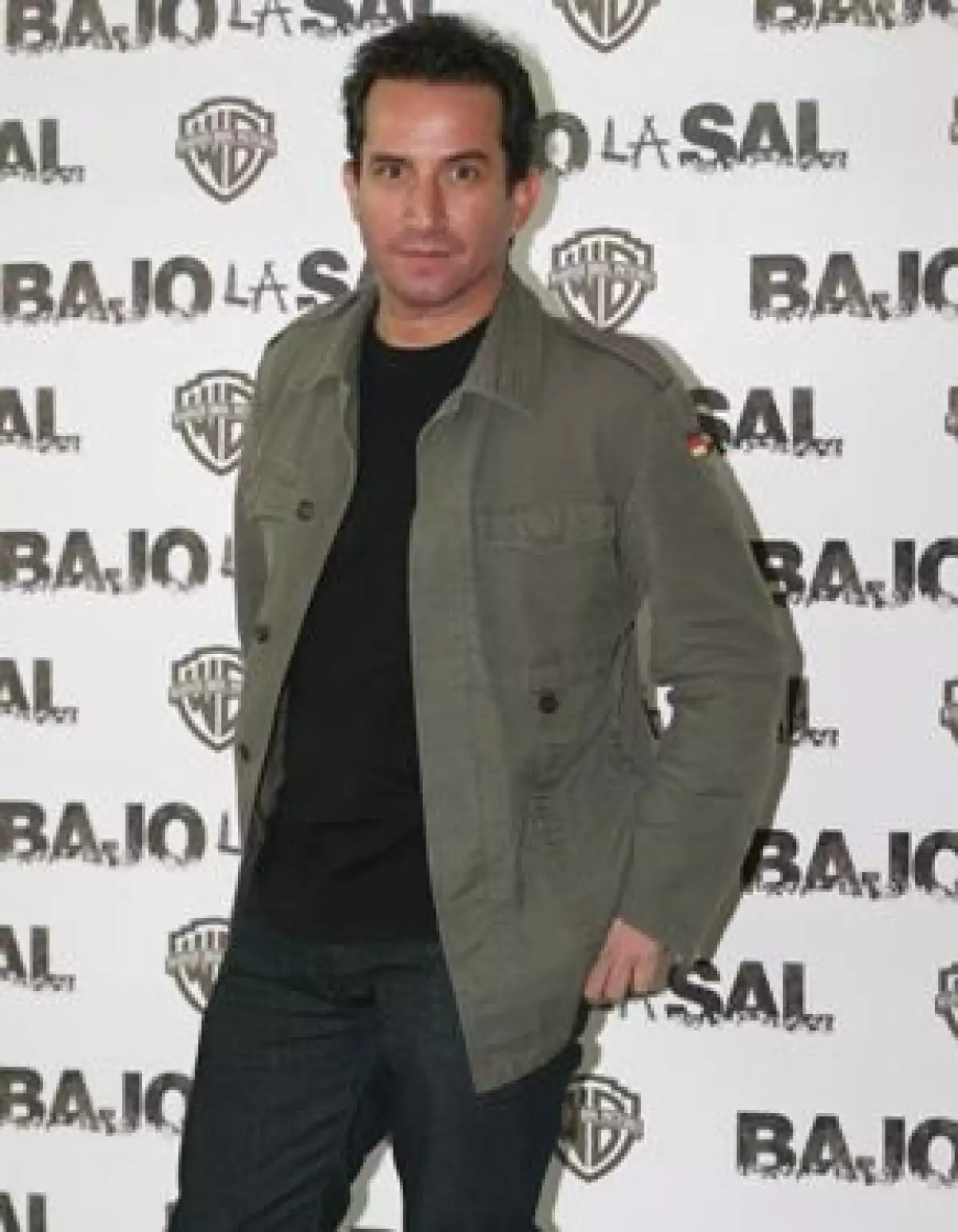 El actor es dueño de un lugar de comida en la Condesa, pero al parecer las autoridades no lo encuentran lo bastante seguro para operar.