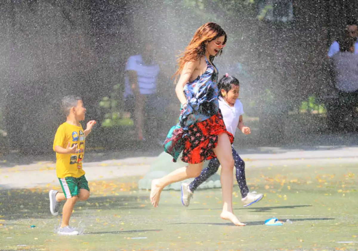 La cantante mostró su lado más alegre al lanzarse al agua en Nueva York, acompañada de unos niños, para disfrutar de un momento divertido.