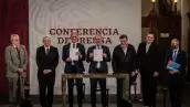Andrés Manuel López Obrador, presidente de México, acompañado de Jorge Alcocer Varela, secretario de Salud; Cristian Morales fuhrimann, representante de OPS/OMS en México; Fernando Cotrim Barbieri, representante de UNOPS; Juan Antonio Ferrer Aguilar,