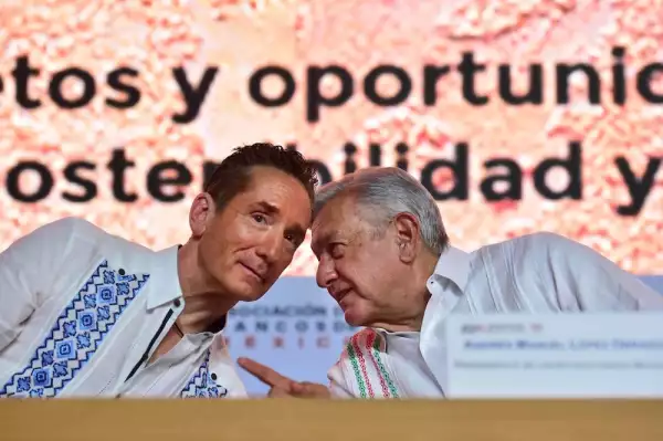 Andrés Manuel López Obrador, Presidente de México; y Daniel Becker, de la Asociación de Bancos de México; conversan durante la inauguración de la 86 Convención Bancaria.