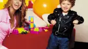 El primogénito de la cantante cumple 14 años y lo recordamos con las imágenes de la primera vez que ella accedió a aparecer en un medio con él, quien entonces tenía dos años y nueve meses.