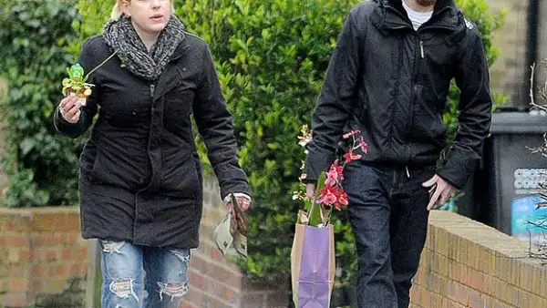 A siete meses de haberse casado, Isabella Cruise y Max Parker fueron vistos paseando por las calles de Londres.