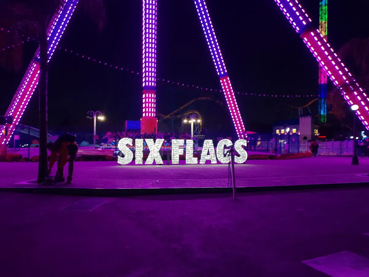 Del Reino Aventura a la modernidad: la evolución de Six Flags México