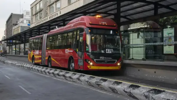 Metrobús esperando en una estación.