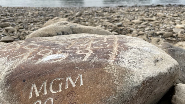 Una de las 'piedras del hambre' revelada por el bajo nivel de agua en Rheindorf, Alemania.
