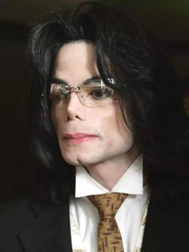 El tema es This Is It será incluido en un disco doble, que incluye nuevas versiones de clásicos de Jackson y otras grabaciones.