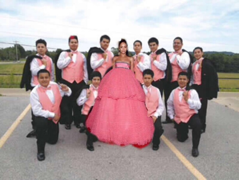 Aunque se vistió de Gimabattista Valli, la cantante no se escapó del humor de los usuarios de Internet, quienes opinaron que más bien parecía festejar su fiesta de quinceaños durante la ceremonia.