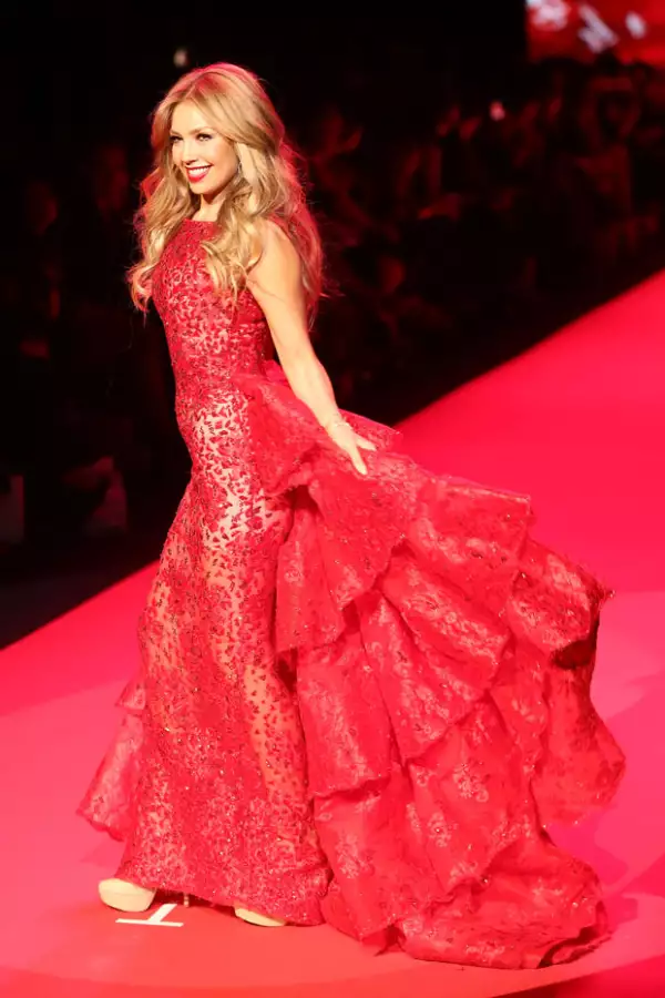 La cantante se motró feliz y orgullosa de caminar por la pasarela en este vestido rojo de Shady Zeineldine.