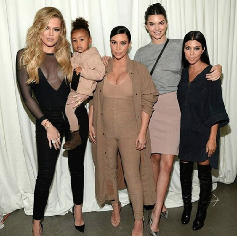 Las Kardashian-Jenner mostraron su apoyo durante el show.