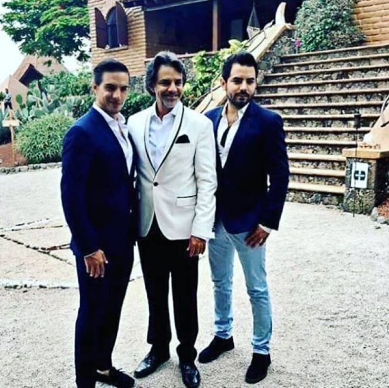 José Eduardo junto a su papá y hermano en la boda de Aislinn y Mauricio.