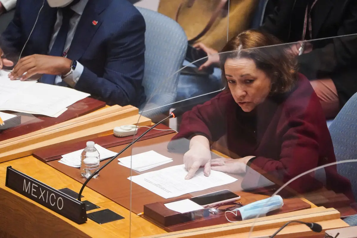 Alicia Buenrostro, repsentante permante alterna de México ante las Naciones Unidas, habla en el Consejo de Seguridad de la ONU. 