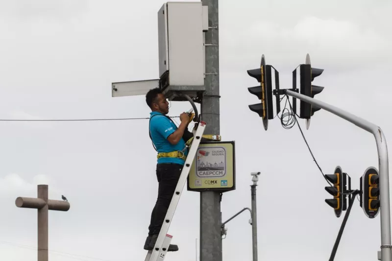Un técnico revisa uno de los postes con cámaras del Centro de Atención a Emergencias y Protección Ciudadana de la Ciudad de México (CAEPCCM).