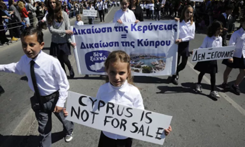 Los bancos chipriotas tendrán que realizar numerosos despidos, lo que podría generar disturbios. (Foto: AP)