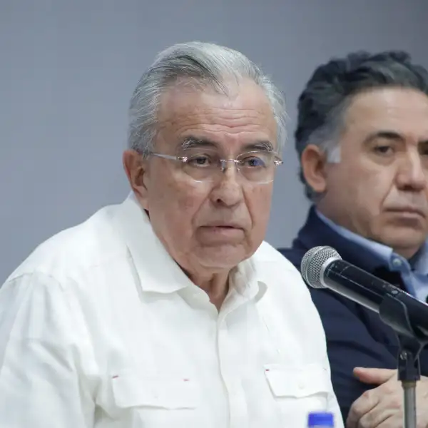 Enrique Inzunza Cázarez, exsecretario de Gobierno en la administración de Rubén Rocha Moya y actual senador de la República, junto con el gobernador con licencia de Sinaloa. Ambos acusado de vínculos con el narcotráfico. 