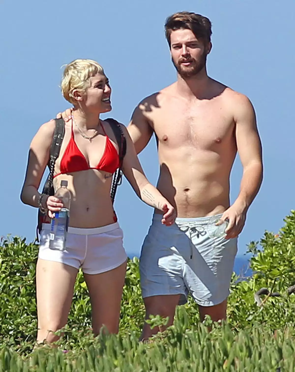 Con Miley también fue captado de vacaciones, pero en Hawái.