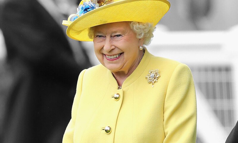 Queen-elizabeth-reina-isabel-come-platano
