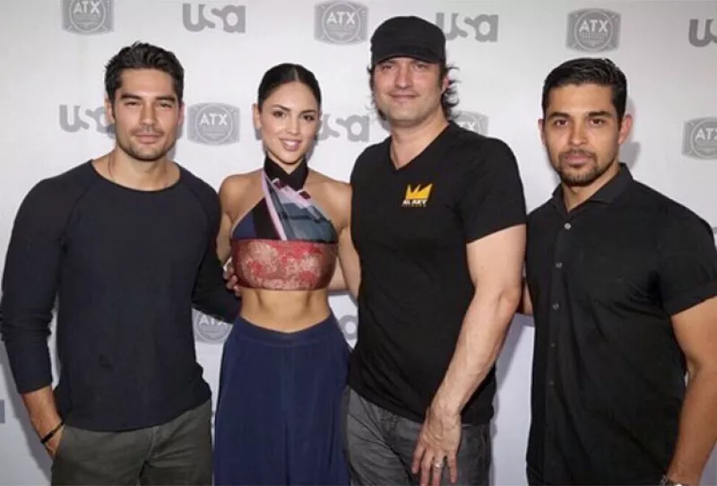 La actriz de From Dusk Till Dawn asistió a los Woodrow Wilson Awards, donde se topó con la leyenda de Hollywood, por lo que no perdió oportunidad para tomarse una foto con él y su esposa.