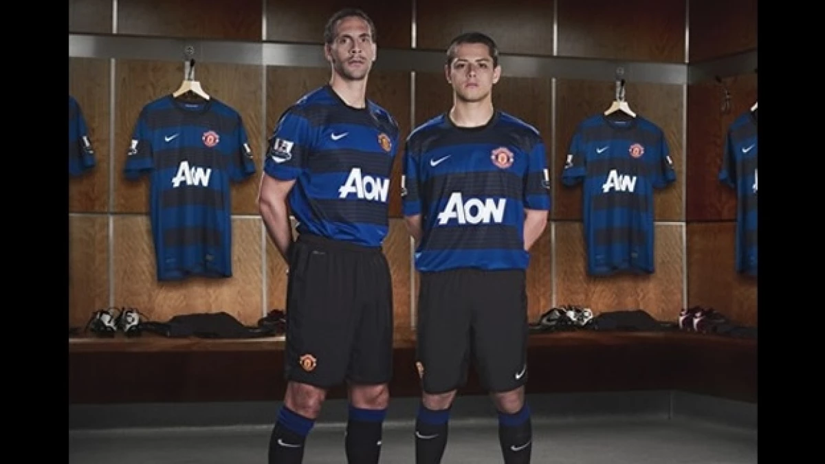 chicharito modela el nuevo uniforme