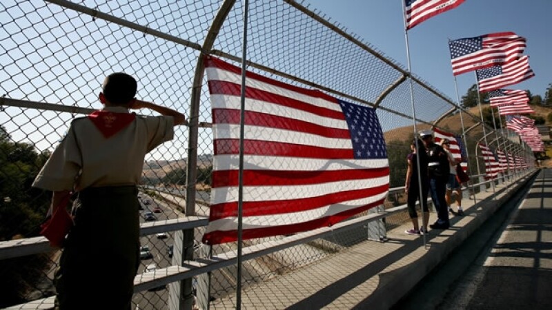Un boy scout saluda a la bandera