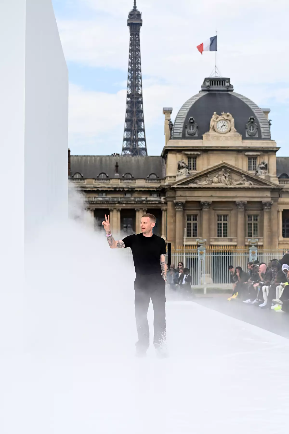 Matthew M. Williams en la pasarela de Givenchy Menswear Spring Summer 2023 en París.