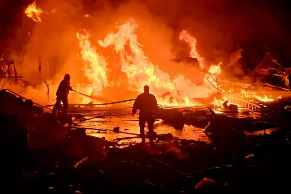 Las fuerzas de defensa civil intentan extinguir un incendio que estalló después del bombardeo israelí en una granja solar e instalación de generación de electricidad en la ciudad costera sureña de Tiro, el 4 de marzo de 2026.
