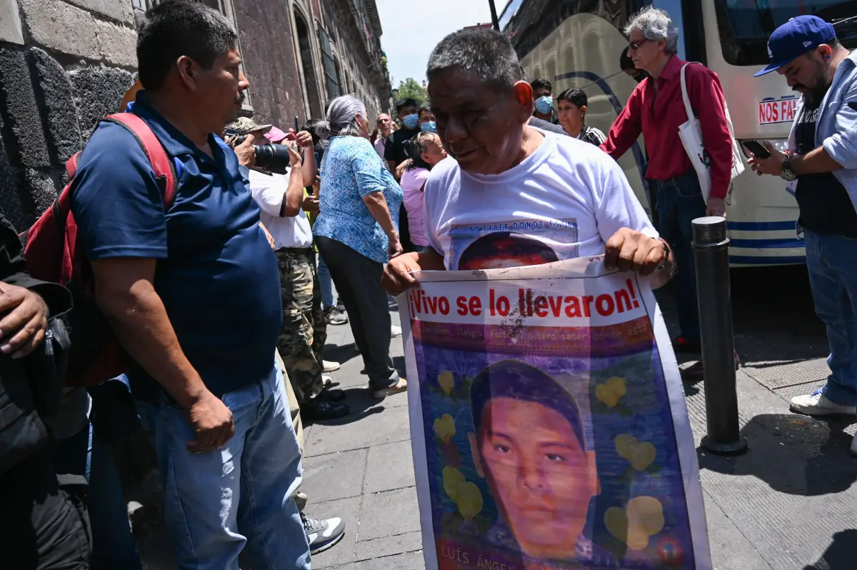 padres-ayotzinapa-palacio-nacional