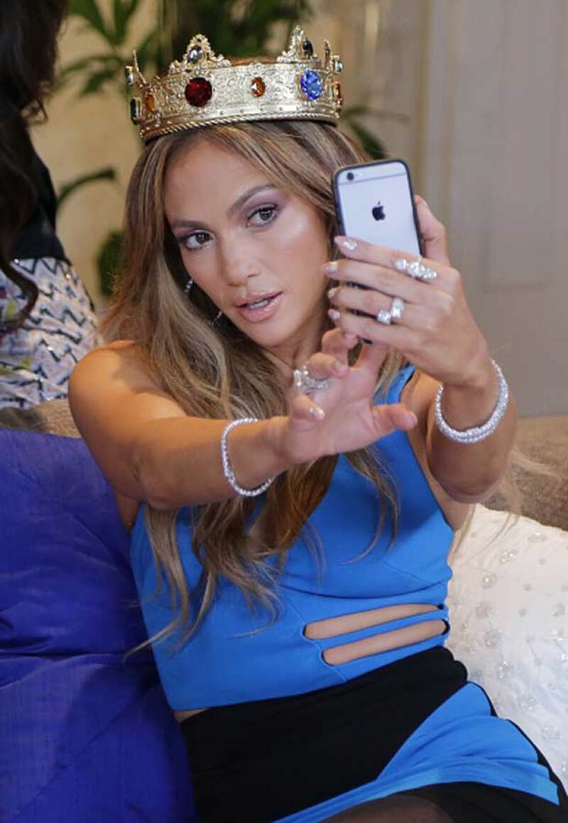 Jennifer se portó como toda una reina durante su visita a Univisión, tanto, que incluso se tomó una selfie con el personal.