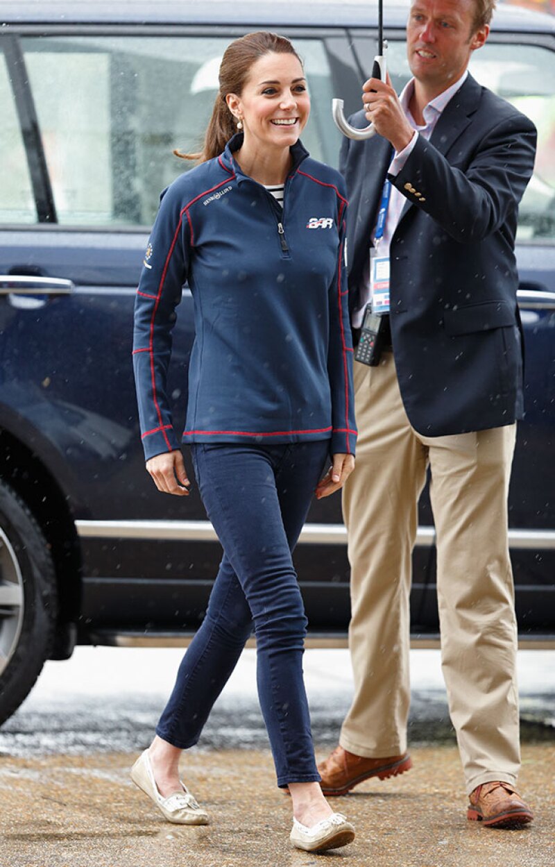 Kate llevó un atuendo que complementó con cola de caballo y flats.
