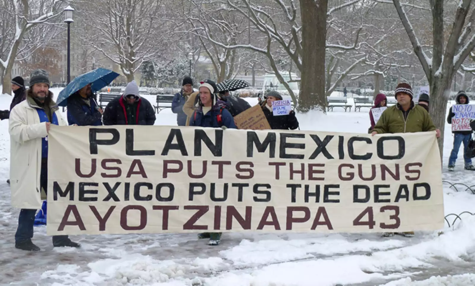 Los manifestantes muestran su repudio a la actuación de ambos gobiernos en temas de seguridad