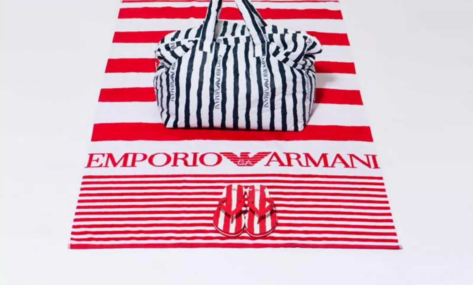 El diseñador también pensó en los accesorios que llevas a la playa e incluyó en su propuesta bolsas, toallas, sandalias, entre otros.