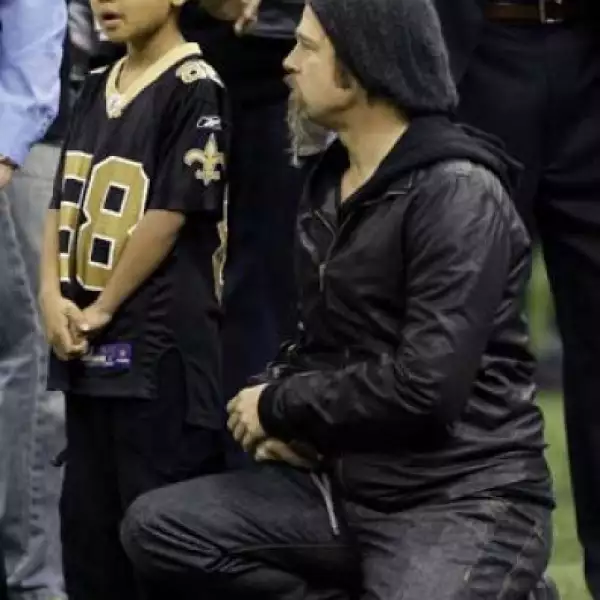 Como buen padre, Brad explicó el juego al pequeño Maddox.