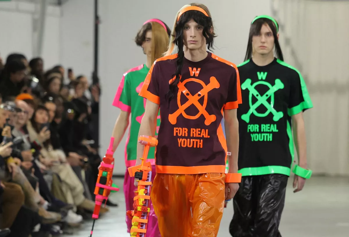 Con toques punk, Anderson reinventa los clásicos de Dior en la Semana de la Moda masculina de París