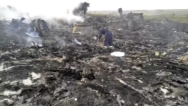 El vuelo procedente de Ámsterdam llevaba 295 personas a bordo. El presidente Poroshenko dijo que no descartaba que el avión fuera derribado