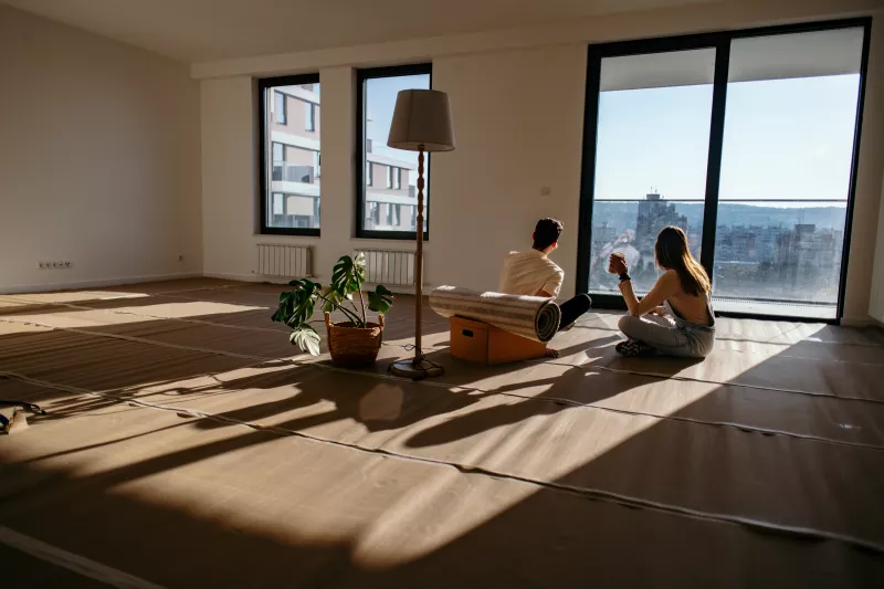 Para comprar casa con otra persona no necesitas casarte: cómo juntar créditos de Infonavit o bancos 