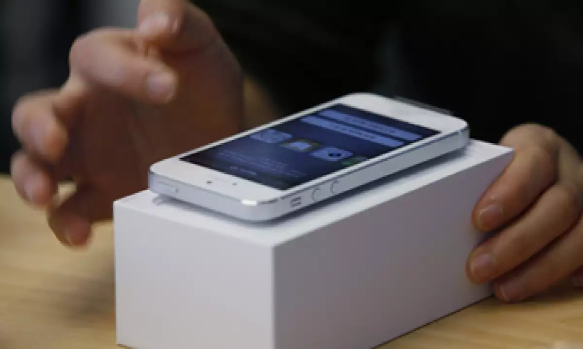 T-Mobile venderá el iPhone 5 por un pago por adelantado de 99.99 dólares y una renta durante 24 meses. (Foto: AP)