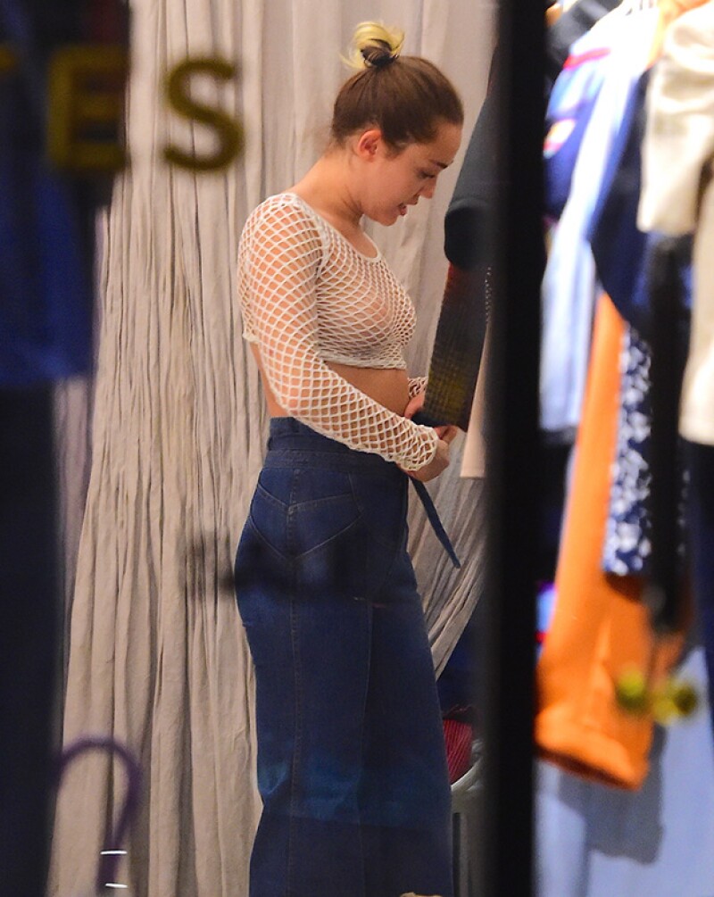 Miley no dejó nada a la imaginación con este crop top.