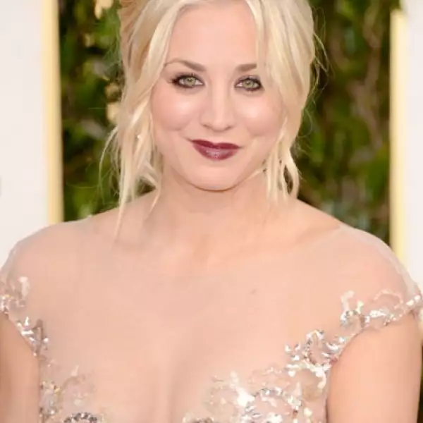 Caley Cuoco con un recojido relajado.
