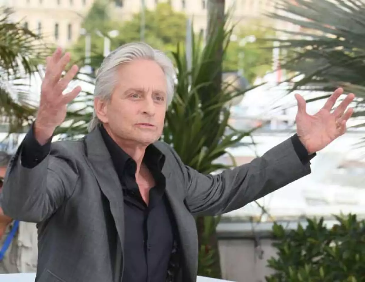 Tras ser diagnosticado con cáncer de garganta en agosto de 2010, el actor aseguró al diario "The Guardian" que la causa fueron sus prácticas sexuales y no el consumo de alcohol o tabaco.