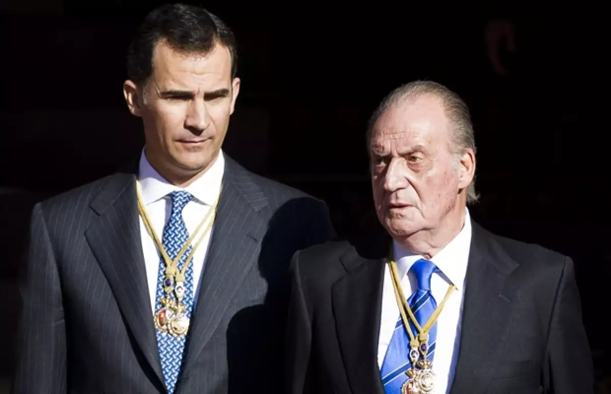Tanto el Rey como el Príncipe de Asturias decidieron reducir sus ganancias anuales con el afán de ser congruentes con la actual situación económica de su país.