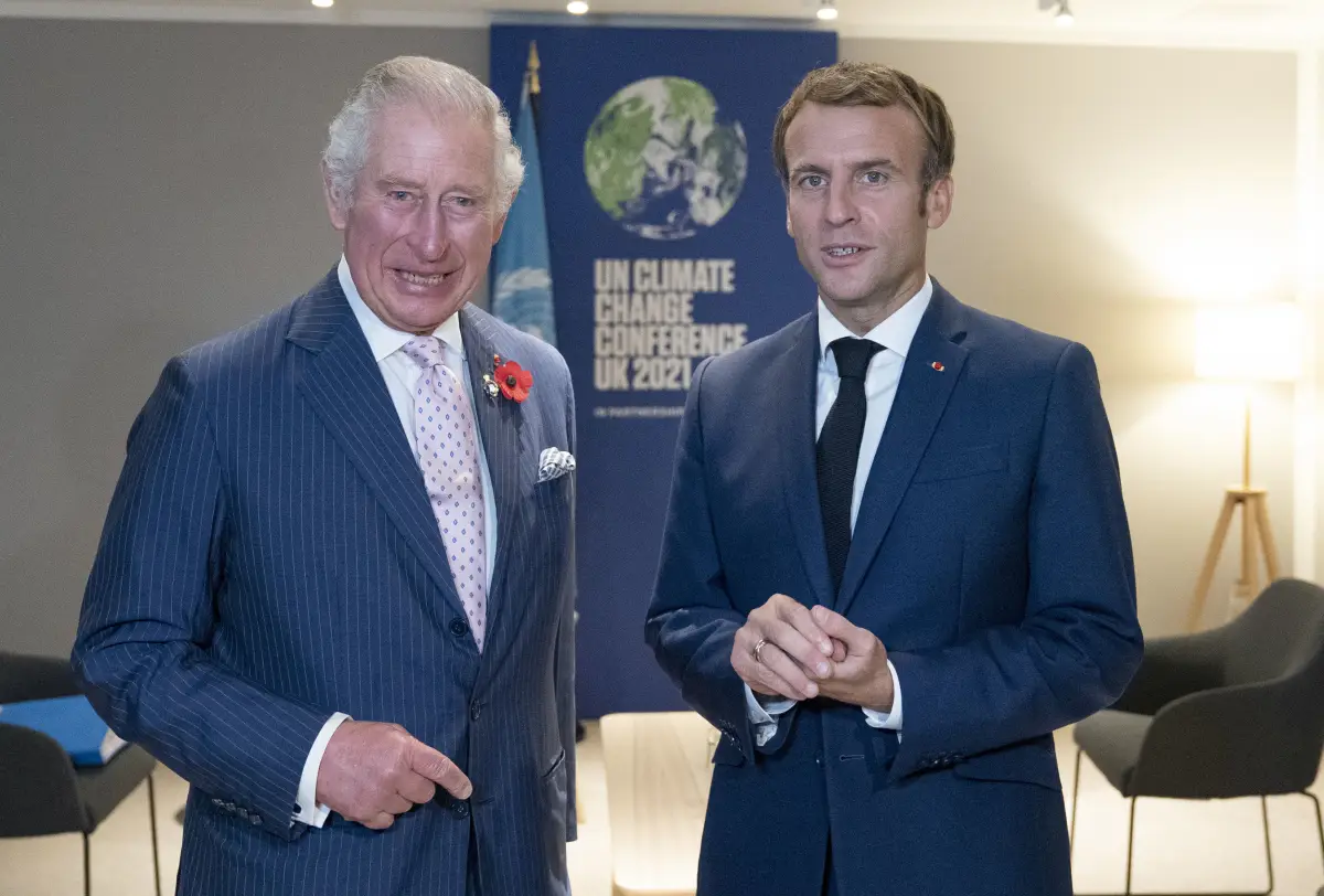 El rey Carlos III y Emmanuel Macron en la COP26