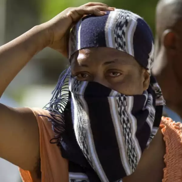 El mal olor de los cuerpos que permanecen aún en las calles obligó a los haitianos a cubrirse el rostro con pañuelos, algunos más usan pasta dental en las fosas nasales.