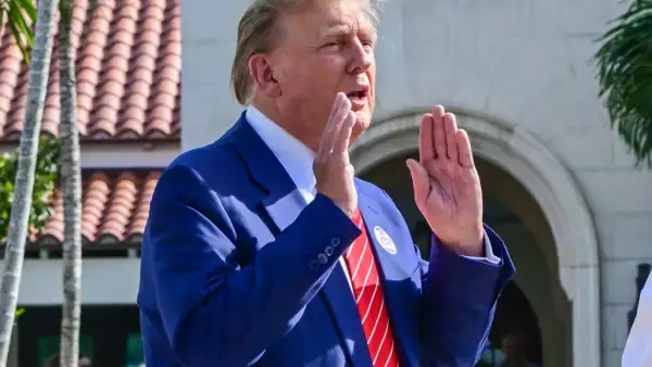 El ex presidente de Estados Unidos y candidato presidencial republicano Donald Trump habla con la prensa después de votar en las elecciones primarias de Florida en un colegio electoral en el Centro Recreativo Morton y Barbara Mandel en Palm Beach, Florida, el 19 de marzo de 2024.