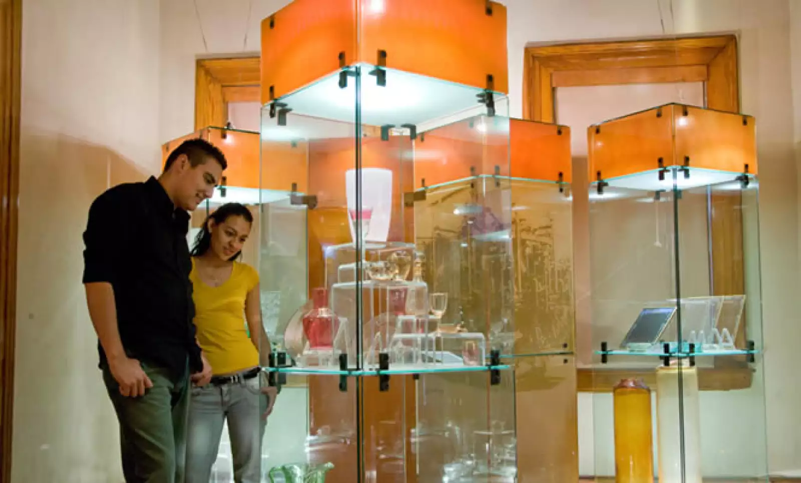 El Museo del Vidrio, cuenta con tres salas en las cuales es posible dar un recorrido cronológico a través de las distintas etapas de la historia del vidrio.