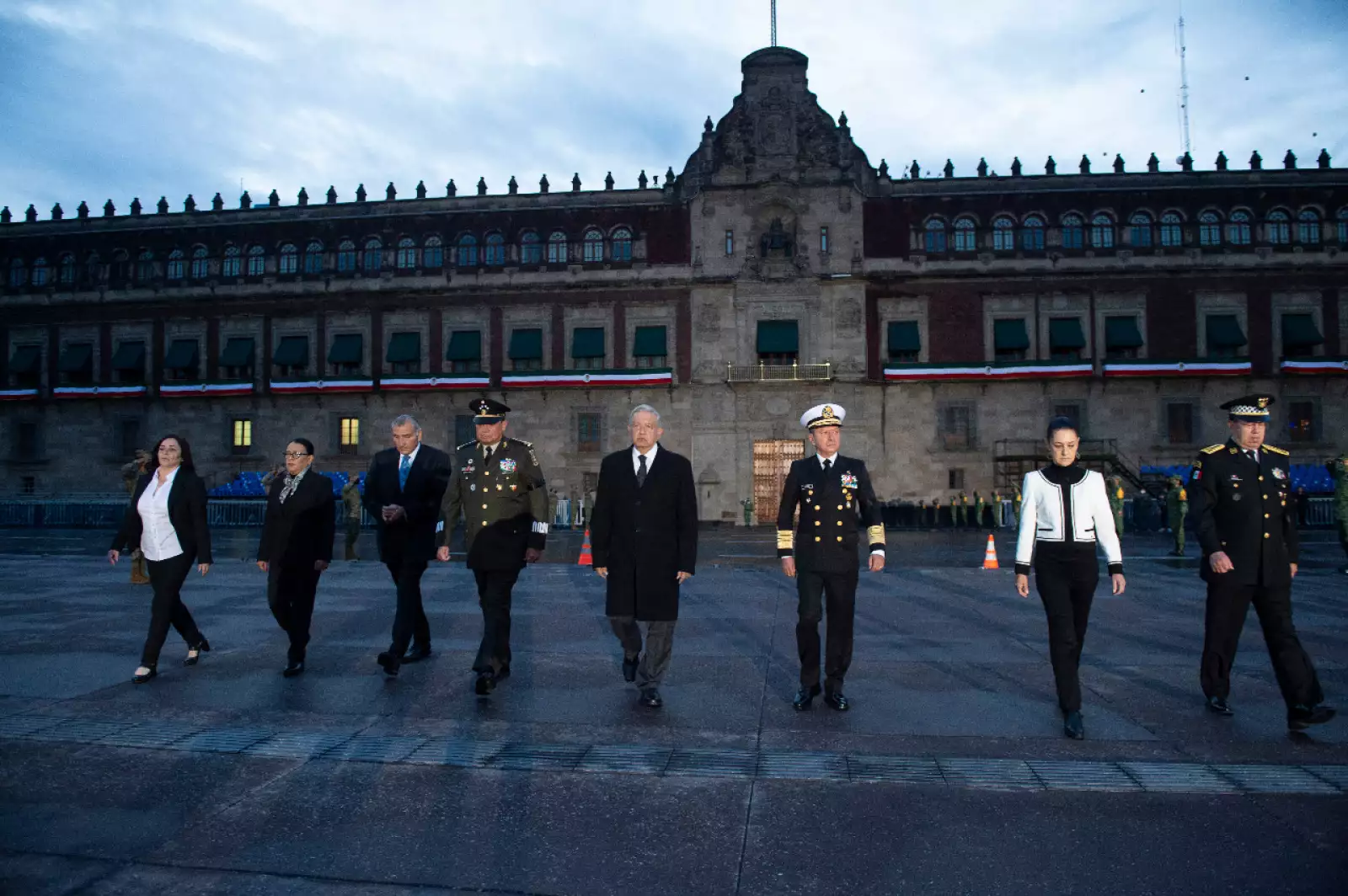Ceremonia de izamiento de bandera en memoria de víctimas de los sismos de 1985 y 2017.
