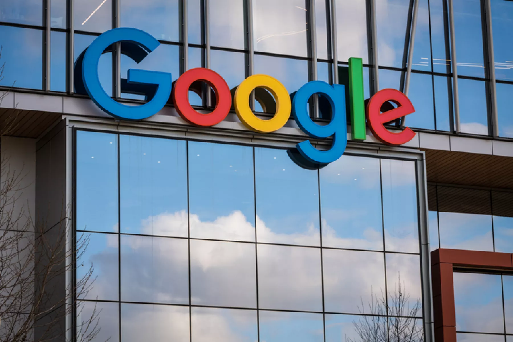 Google recibe multa por usar información de medios para entrenar a Gemini