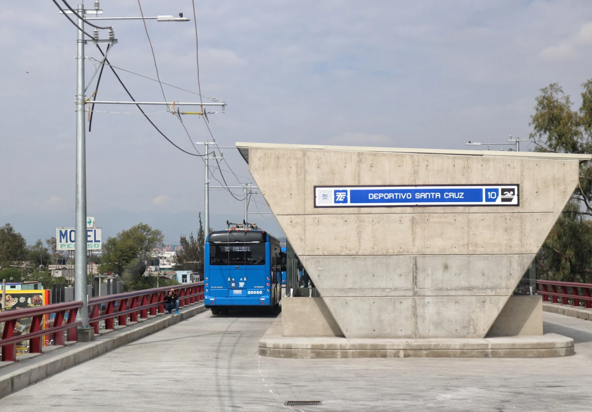 Inicio de operaciones del Trolebús elevado el 11 de septiembre