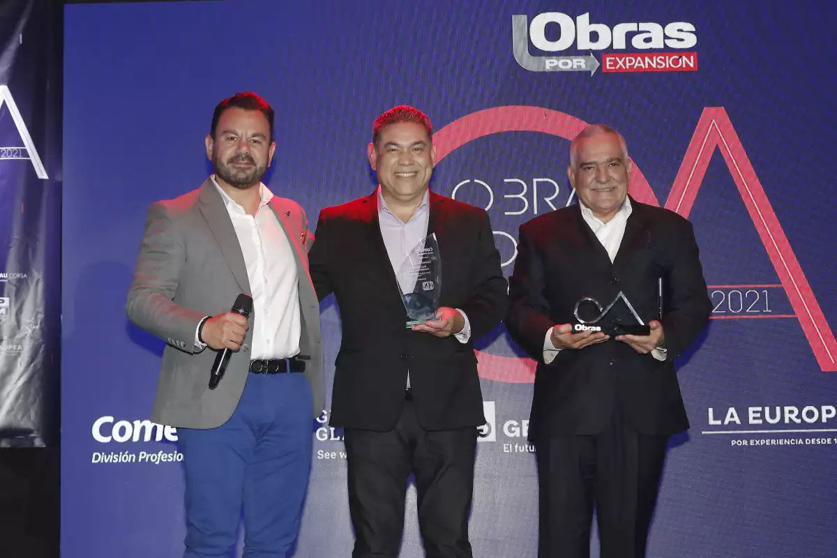 Directivos de Vinte con directivo de Comex con premios en Obra del Año.