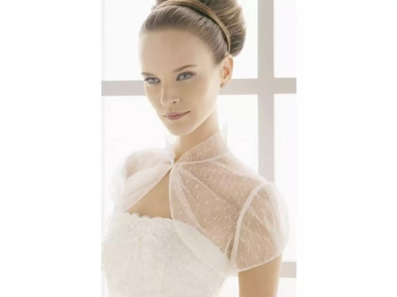 20. Los velos de novia hechos de tul, seda o mantilla que se colocan debajo del chongo, como cascada o estilo los años 20 sobre la frente están muy in.