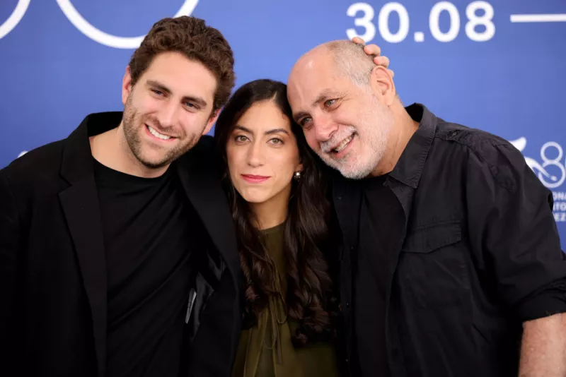 Santiago, Mariana y Guillermo Arriaga posan en la alfombra roja del Festival de Cine de Venecia. 
